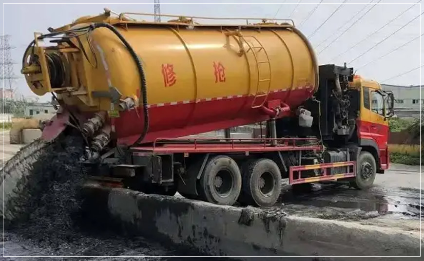 扎鲁特沉淀池清理案例